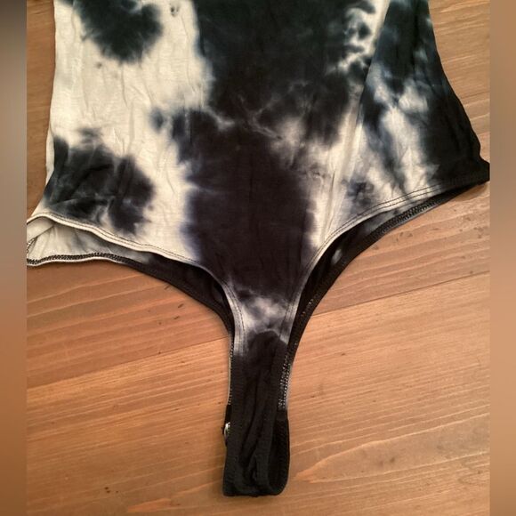 LE LIS SIZE LARGE BLACK AND WHITE TIE DYE ONE SHOULDER SHORT SLEEVE BODYSUIT - Picture 5 of 8